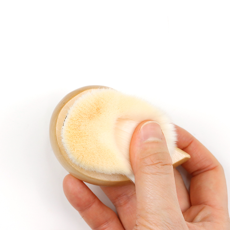 The skin-friendly and comfortable touch facial cleansing brush has a soft texture brush